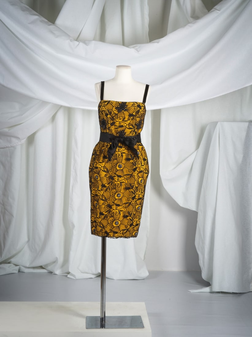 Jean Patou, collection Haute Couture, circa 1986. Robe de cocktail jaune recouverte de dentelle ... (1 of 1)