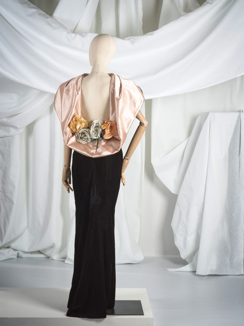 Thierry Mugler, collection Prêt-à-Porter, Automne-Hiver 1987. Rare robe du soir en vel...: Thierry Mugler, collection Prêt-à-Porter, Automne-Hiver 1987. Rare robe du soir en velours noir et satin rose rehaussé de fleurs. Thierry Mugler, Ready-to-Wear collection, Autumn-Winter