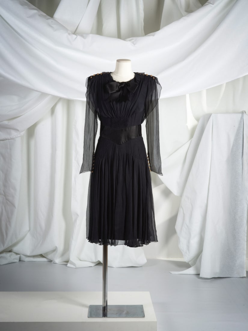 Chanel, collection Haute Couture, Automne-Hiver 1987. Robe de cocktail en mousseline de soie ble...: Chanel, collection Haute Couture, Automne-Hiver 1987. Robe de cocktail en mousseline de soie bleue nuit. Chanel, Haute Couture collection, Autumn-Winter 1987. A cocktail dress in midnight blue silk ch