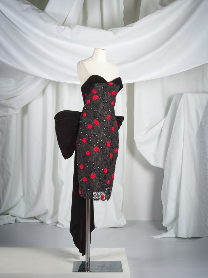 Christian Dior, collection Prêt-à-Porter, circa 1988. Robe de cocktail en dentelle noi...: Christian Dior, collection Prêt-à-Porter, circa 1988. Robe de cocktail en dentelle noire. Christian Dior, Ready-to-Wear collection, circa 1988. Black lace cocktail dress. Directeur artistiqu