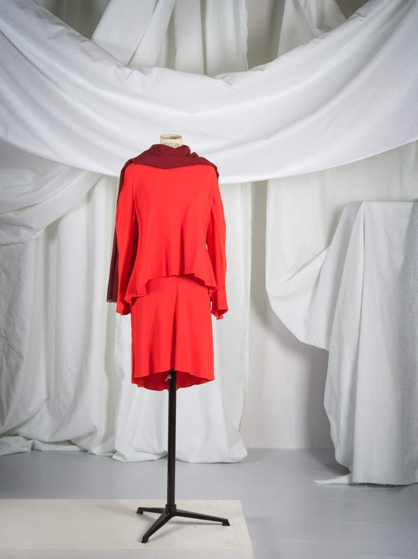 Christian Lacroix, collection Haute Couture, Automne-Hiver 1988. Ensemble asymétrique en cr...: Christian Lacroix, collection Haute Couture, Automne-Hiver 1988. Ensemble asymétrique en crêpe corail et étole pourpre. Christian Lacroix, Haute Couture collection, Autumn-Winter 1988.