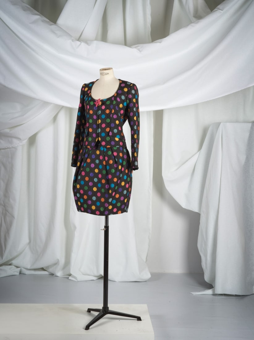 Christian Lacroix Luxe, collection Haute Couture, Printemps-Eté 1988. Tailleur jupe à ... (1 of 1)