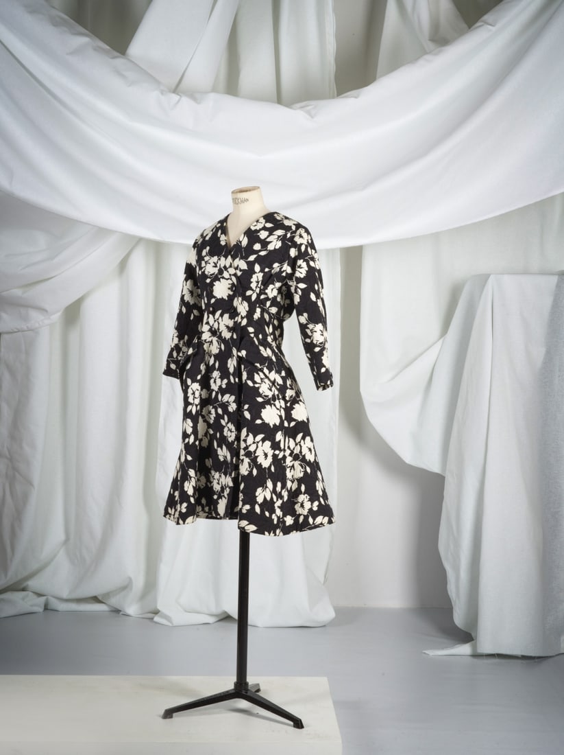 Christian Dior, collection Haute-Couture, Printemps-Eté 1988. Robe manteau en crêpe fa...: Christian Dior, collection Haute-Couture, Printemps-Eté 1988. Robe manteau en crêpe façonnée et imprimée à motif de feuillage blanc. Christian Dior, Haute-Couture collect