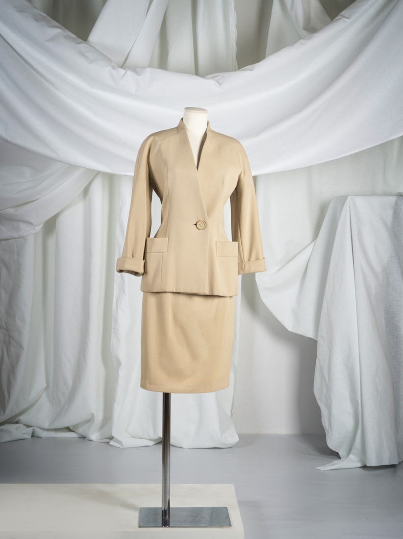 Christian Dior, collection Haute Couture, Printemps-Eté 1990. Tailleur jupe en crêpe d...: Christian Dior, collection Haute Couture, Printemps-Eté 1990. Tailleur jupe en crêpe de soie crème.. Christian Dior, Haute Couture collection, Spring-Summer 1990. Cream silk crepe skirt