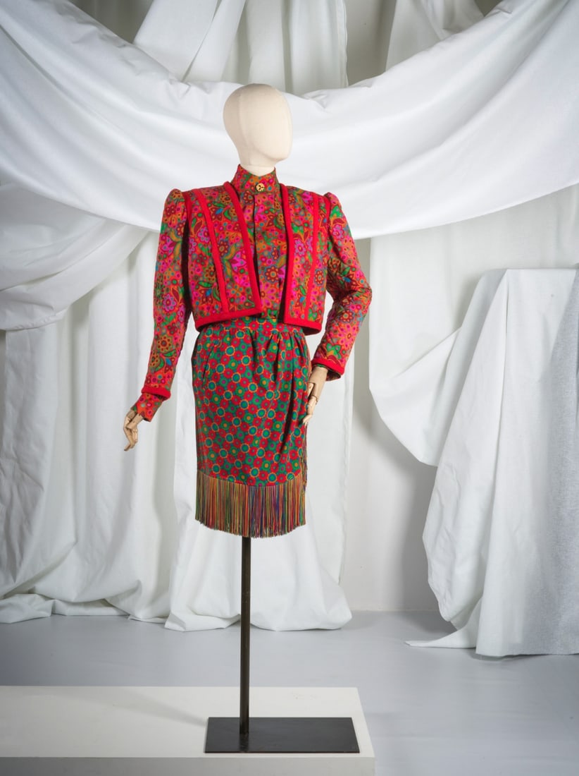 Yves Saint Laurent Rive Gauche, collection Prêt-à-Porter, Automne-Hiver 1990. Ensemble...: Yves Saint Laurent Rive Gauche, collection Prêt-à-Porter, Automne-Hiver 1990. Ensemble trois pièces en étamine rouge imprimé de fleurs. Yves Saint Laurent Rive Gauche, Ready-t
