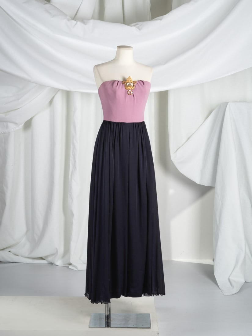 Christian Lacroix, collection Haute Couture. Combinaison bustier en soie lilas et mousseline mar...: Christian Lacroix, collection Haute Couture. Combinaison bustier en soie lilas et mousseline marine. Christian Lacroix, Haute Couture collection. Strapless jumpsuit in lilac silk and navy chiffon. Cr&