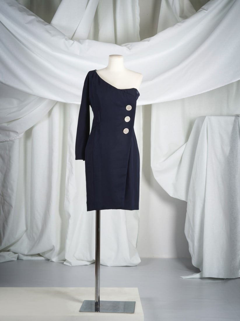 Christian Dior, collection Haute Couture, Printemps-Eté 1991. Robe asymétrique à ...: Christian Dior, collection Haute Couture, Printemps-Eté 1991. Robe asymétrique à une manche en crêpe marine. Christian Dior, Haute Couture collection, Spring-Summer 1991. Asymmetri