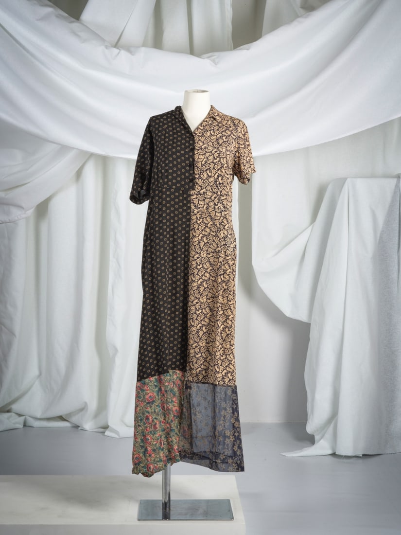 Martin Margiela, Ligne Artisanale, Automne-Hiver 1993. Robe patchwork de tissus divers. Martin M...: Martin Margiela, Ligne Artisanale, Automne-Hiver 1993. Robe patchwork de tissus divers. Martin Margiela, Artisanal Line, Autumn-Winter 1993. Patchwork dress made from various fabrics. Création: M