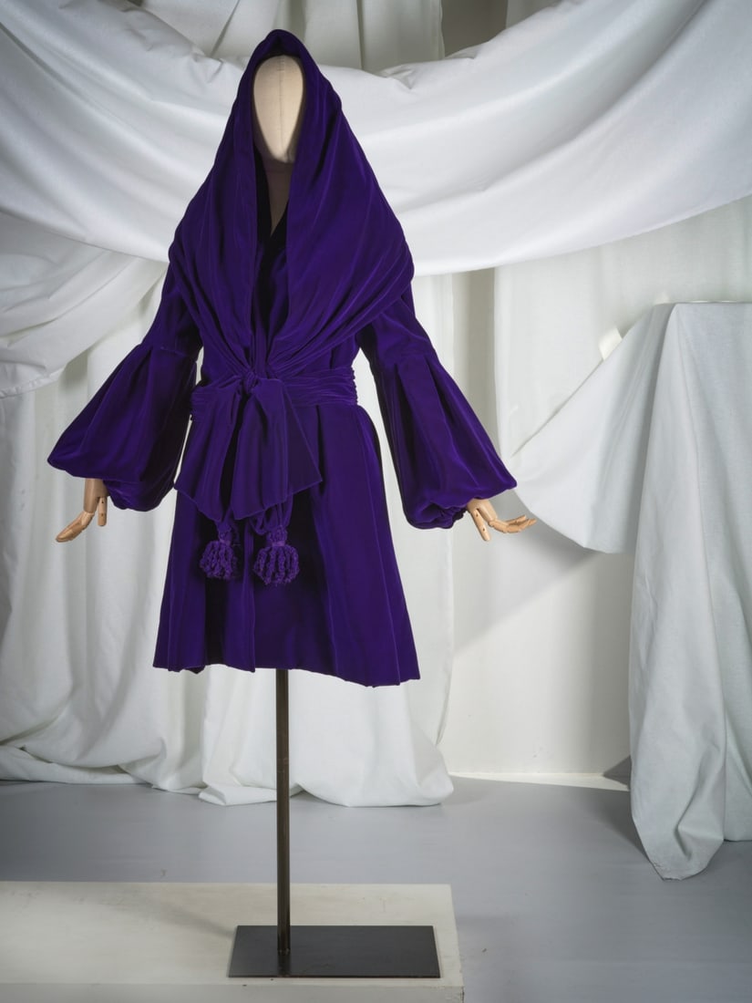 Christian Lacroix Luxe, collection Couture. Manteau en velours de soie violet. Christian Lacroix...: Christian Lacroix Luxe, collection Couture. Manteau en velours de soie violet. Christian Lacroix Luxe, Couture collection. Purple silk velvet coat. Création: Christian Lacroix Décolleté
