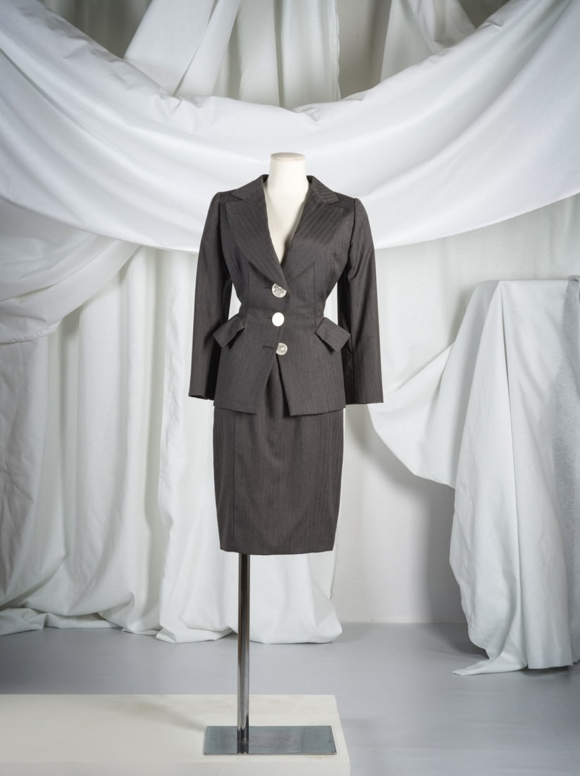 Christian Dior, collection Haute Couture, Printemps-Eté 1996. Tailleur jupe en toile de lai...: Christian Dior, collection Haute Couture, Printemps-Eté 1996. Tailleur jupe en toile de laine chevrons gris. Christian Dior, Haute Couture collection, Spring-Summer 1996. Grey herringbone wool ca