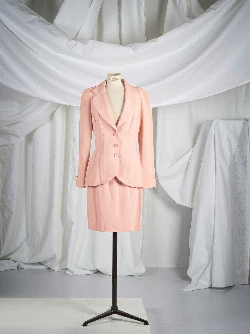 Christian Dior, collection Prêt-à-Porter, Automne/Hiver 1997. Tailleur jupe en laine r...: Christian Dior, collection Prêt-à-Porter, Automne/Hiver 1997. Tailleur jupe en laine rose. Christian Dior, Ready-to-Wear collection, Autumn/Winter 1997. Pink wool skirt suit. Directeur artis