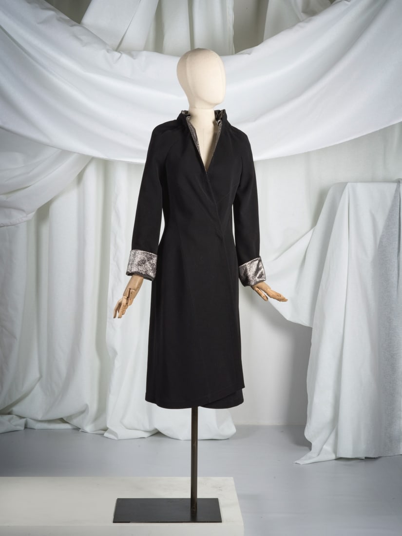 Thierry Mugler, collection Prêt-à-Porter, circa 1997. Robe manteau en gabardine noire ...: Thierry Mugler, collection Prêt-à-Porter, circa 1997. Robe manteau en gabardine noire et lamé argent. Thierry Mugler, Ready-to-Wear collection, circa 1997. Coat dress in black gabardine
