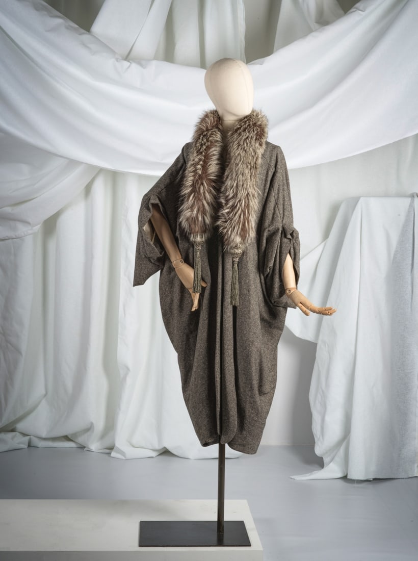 Christian Dior Boutique, collection Prêt-à-Porter, Automne-Hiver 1998. Manteau en twee...: Christian Dior Boutique, collection Prêt-à-Porter, Automne-Hiver 1998. Manteau en tweed noir, blanc et renard. Christian Dior Boutique, Ready-to-Wear collection, Autumn/Winter 1998. Black, w