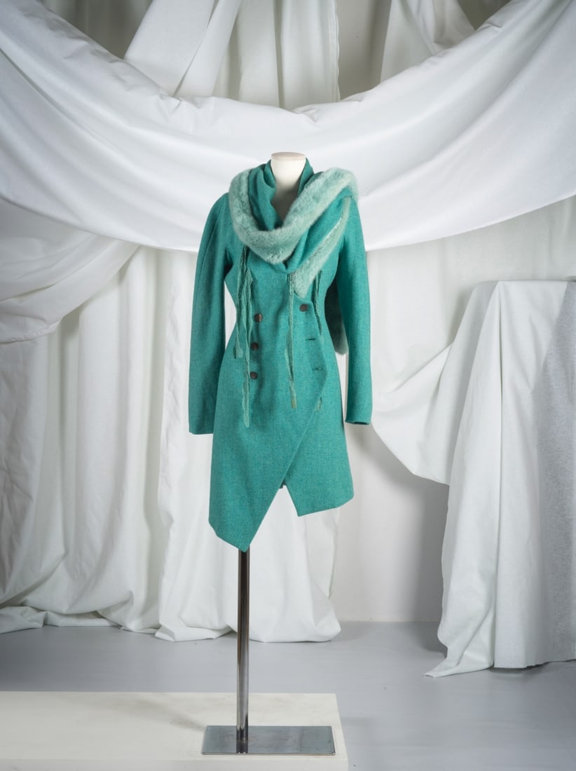 Christian Dior, collection Prêt-à-Porter, Automne-Hiver 1998. Manteau asymétrique...: Christian Dior, collection Prêt-à-Porter, Automne-Hiver 1998. Manteau asymétrique en laine turquoise gansé de vison lustré à la couleur. Christian Dior, Ready-to-Wear col