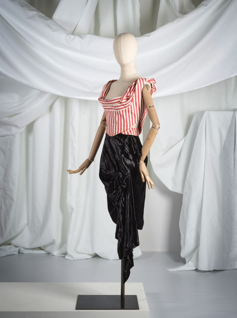 Vivienne Westwood, collection Prêt-à-Porter, Printemps-Eté 1998. Haut court corsa...: Vivienne Westwood, collection Prêt-à-Porter, Printemps-Eté 1998. Haut court corsage rayé rouge, blanc et jupe asymétrique en velours noir. Vivienne Westwood, Ready-to-Wear col