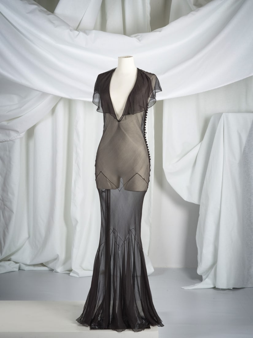 Christian Dior, collection Prêt-à-Porter, circa 2000. Robe du soir longue en mousselin...: Christian Dior, collection Prêt-à-Porter, circa 2000. Robe du soir longue en mousseline de soie noire. Christian Dior, Ready-to-Wear collection, circa 2000. Long evening gown in black silk c