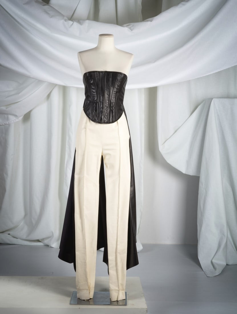 Jean-Paul Gauthier Femme. Ensemble à pans en cuir et vinyle noir et blanc. Jean-Paul Gaulti...: Jean-Paul Gauthier Femme. Ensemble à pans en cuir et vinyle noir et blanc. Jean-Paul Gaultier Women's. Black and white leather and vinyl panelled set. Création Jean Paul Gaultier. Corset bus