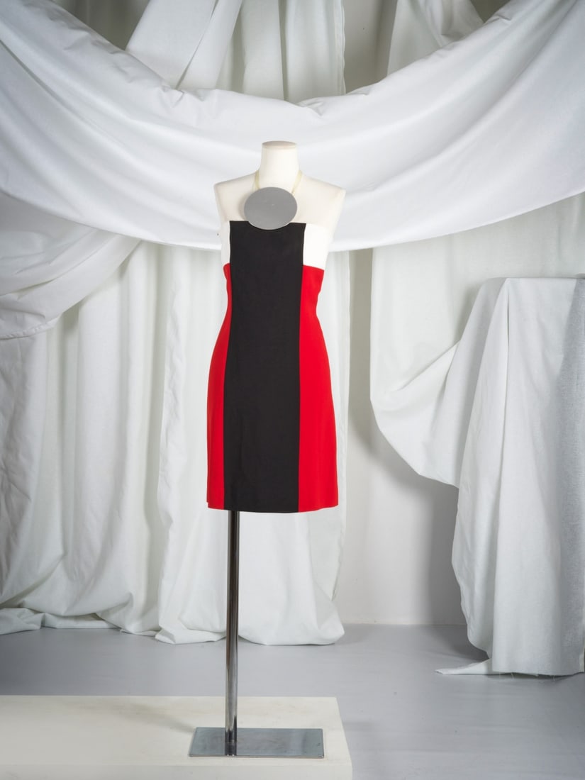 Paco Rabanne, collection Prêt-à-Porter, Printemps-Eté 2004. Robe de cocktail en c...: Paco Rabanne, collection Prêt-à-Porter, Printemps-Eté 2004. Robe de cocktail en crêpe tricolore surmonté d'une plaque métalique. Paco Rabanne, Ready-to-Wear collection, S