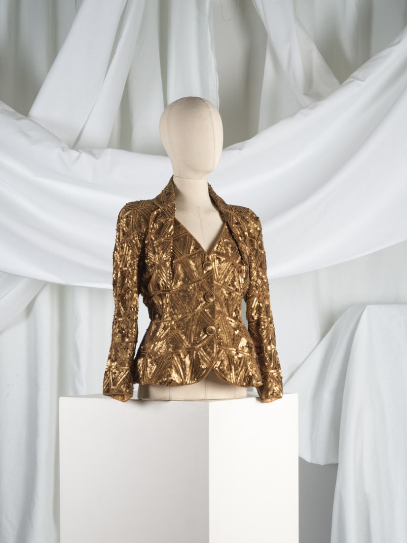 Christian Dior, collection Prêt-à-Porter, Automne-Hiver 2005. Veste d'inspiration Bar ...: Christian Dior, collection Prêt-à-Porter, Automne-Hiver 2005. Veste d'inspiration Bar entièrement brodée de sequins or. Christian Dior, Ready-to-Wear collection, Autumn-Winter 2005