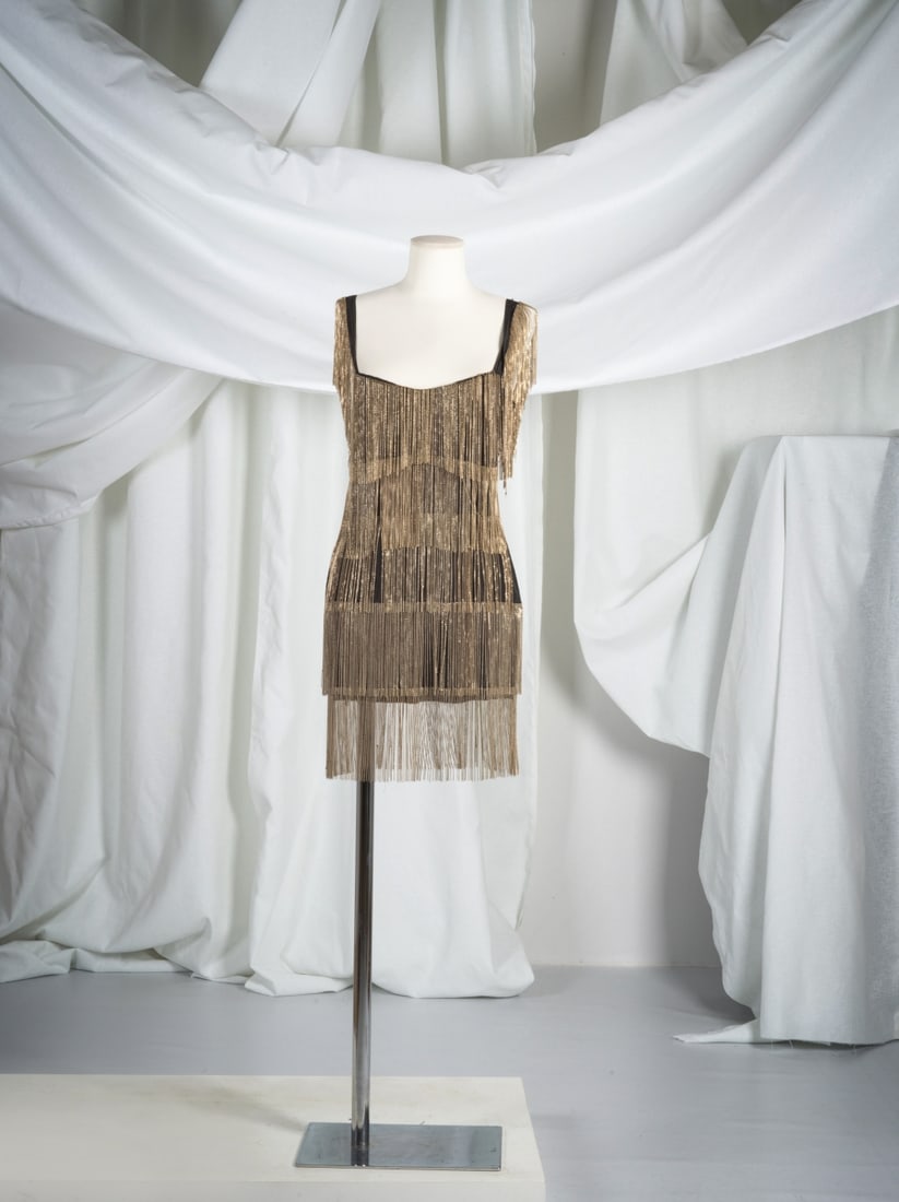 Lanvin, collection Prêt-à-Porter, Hiver 2005. Robe du soir courte d'inspiration 1925 r... (1 of 1)