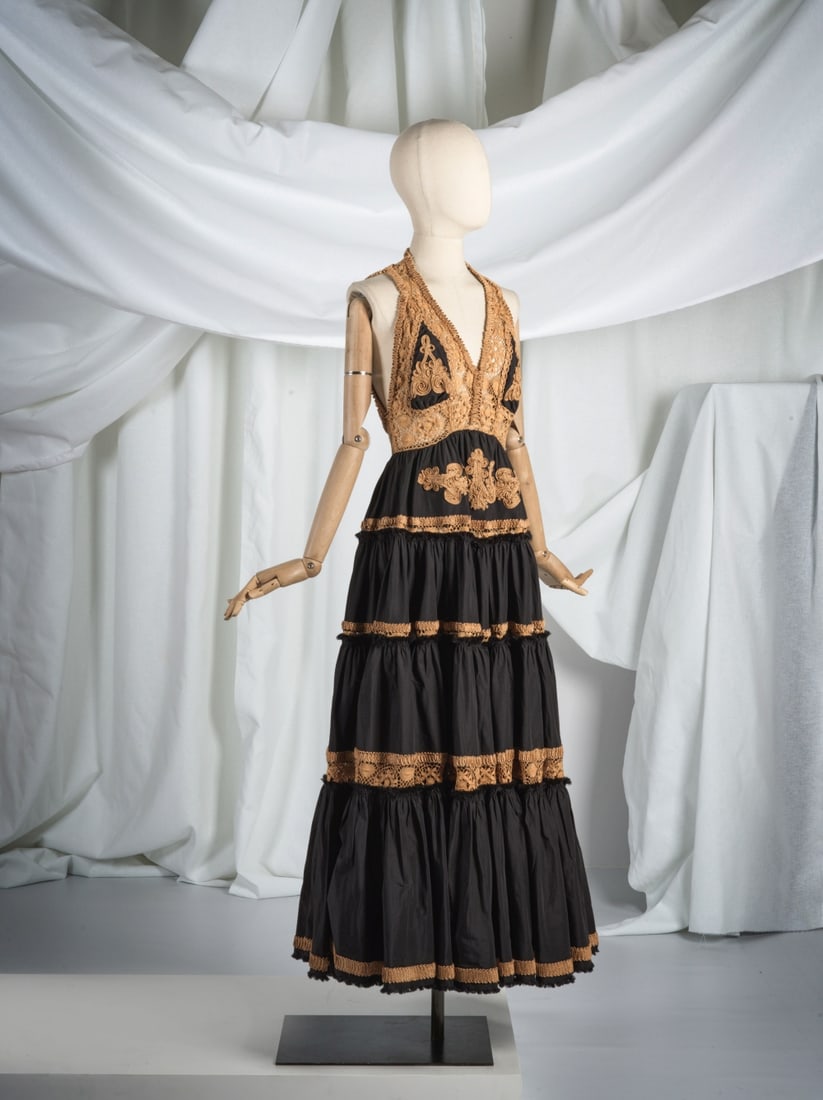 Jean Paul Gaultier, collection Prêt-à-Porter, Printemps-Eté 2006. Robe longue ...: Jean Paul Gaultier, collection Prêt-à-Porter, Printemps-Eté 2006. Robe longue à dos nu en polyester noir et dentelle de coton sable. Jean Paul Gaultier, Ready-to-Wear collection, S