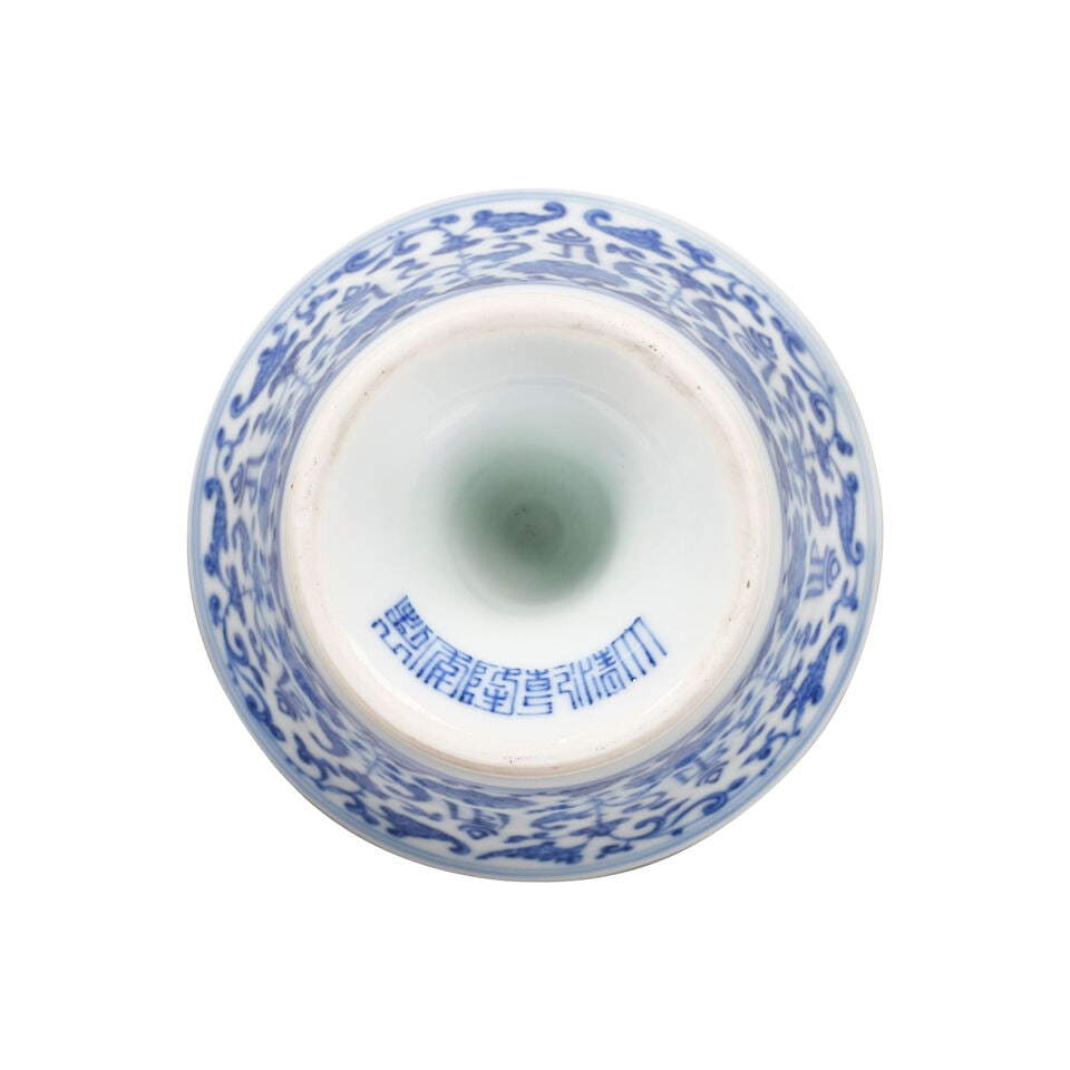 A BLUE AND WHITE 'LANÇA' STEMCUP Qianlong seal mark and of the period (box) - 4