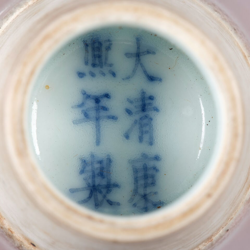 A PEACHBLOOM-GLAZED 'WILLOW-LEAF' VASE Kangxi mark, Republic period (wood stand and fabric box) - 2