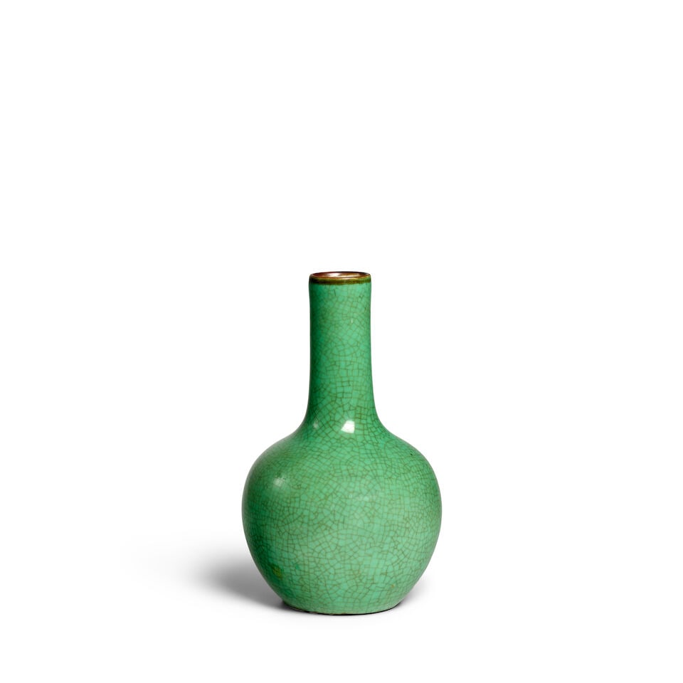 A GREEN CRACKLE-GLAZED VASE 18th century - 2