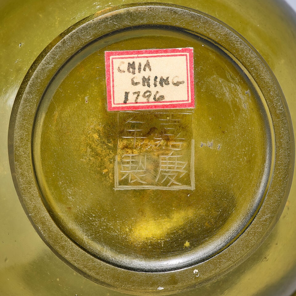 A GREEN GLASS BOTTLE VASE Jiaqing mark and of the period - 2