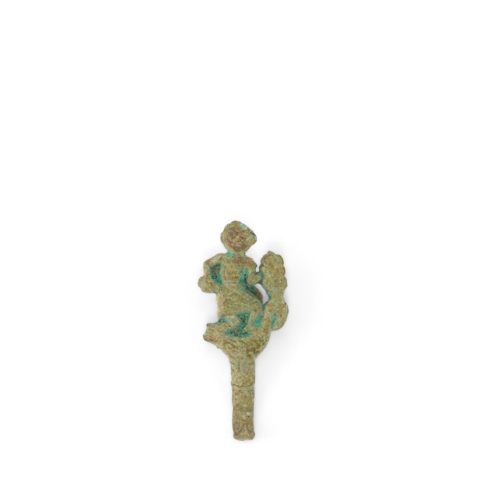 TWO MINIATURE BRONZE BELTHOOKS AND A GILT-BRONZE MERCHANT FIGURE Belthooks: Eastern Zhou dynasty... - 2