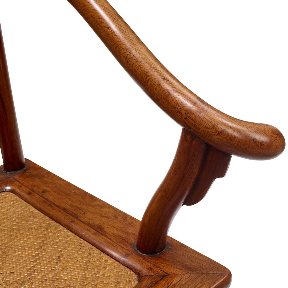 A PAIR OF HARDWOOD HORSE-SHOE BACK ARMCHAIRS AND A TALL RECTANGULAR WOOD STAND Chairs: 19th cent... - 2