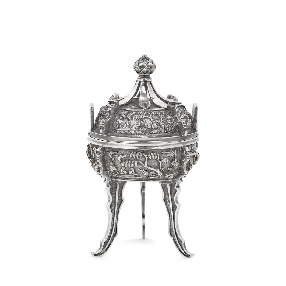 A MINIATURE PARCEL-GILT SILVER TRIPOD AND COVER Late Qing dynasty: A MINIATURE PARCEL-GILT SILVER TRIPOD AND COVER Late Qing dynasty 4 3/4in (12cm) high overall Footnotes: 晚清 局部鎏金銀袖珍三足േ