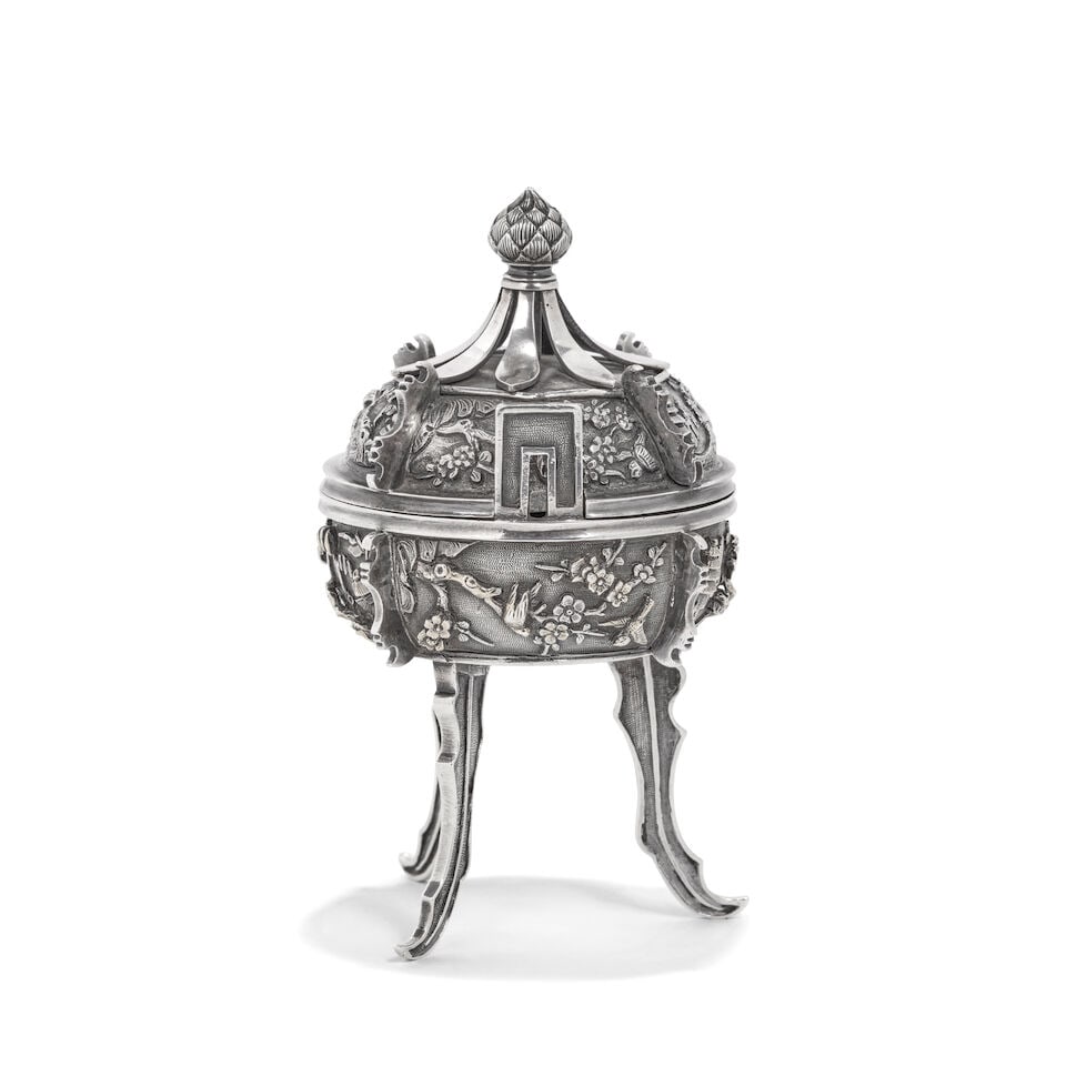A MINIATURE PARCEL-GILT SILVER TRIPOD AND COVER Late Qing dynasty - 2