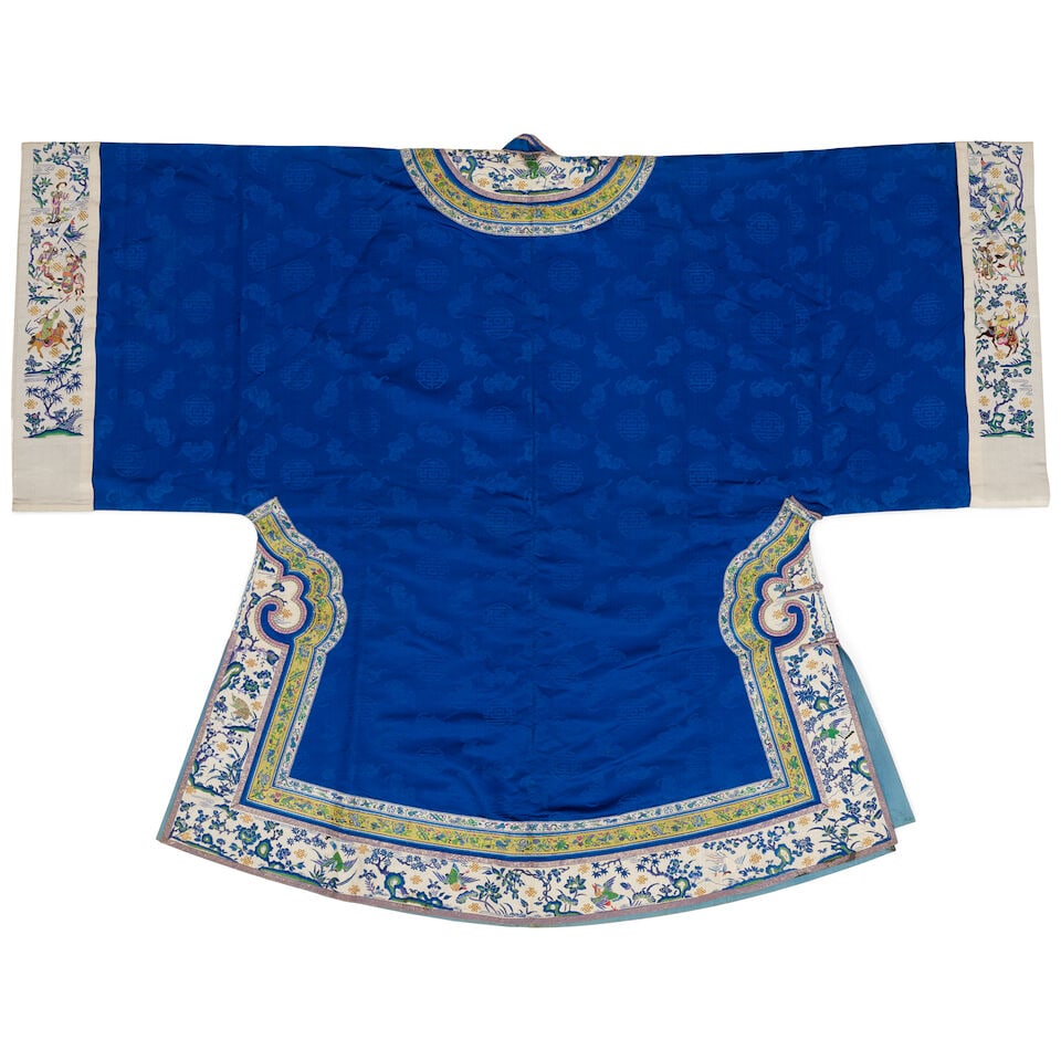 A BLUE-GROUND DAMASK 'BAT AND SHOU' INFORMAL OVERCOAT, AO Late Qing dynasty - 2