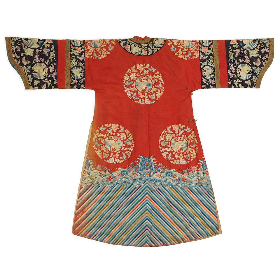 AN EMBROIDERED MANCHU LADY'S INFORMAL 'PHOENIX' ROBE Late Qing dynasty - 2