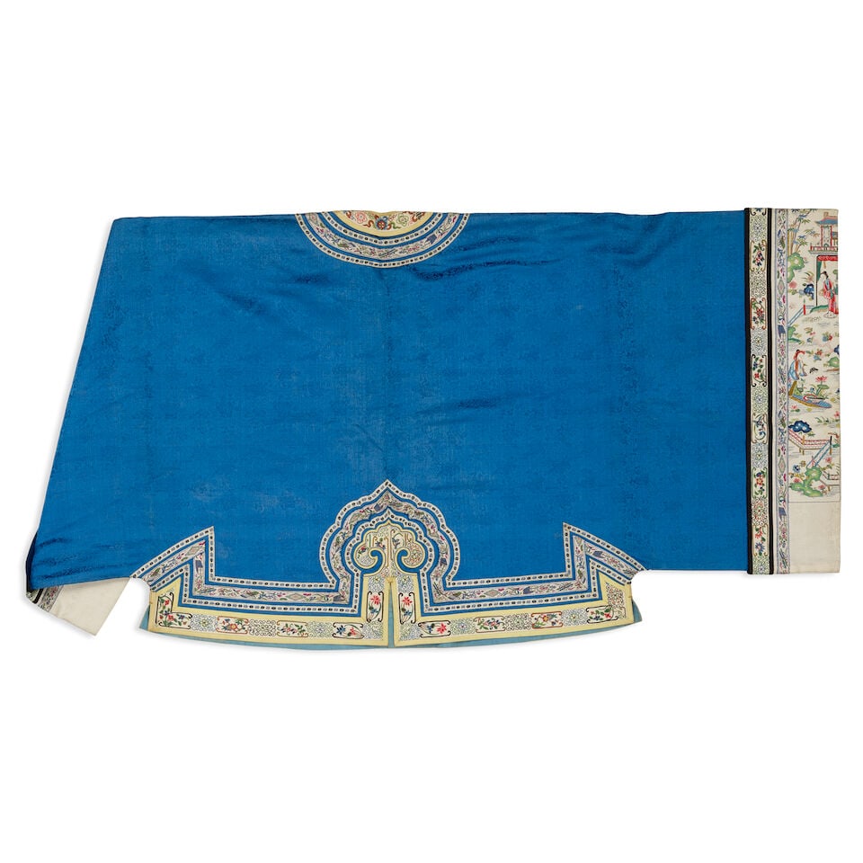A BLUE-GROUND SILK DAMASK INFORMAL COAT, AO Late Qing dynasty - 2