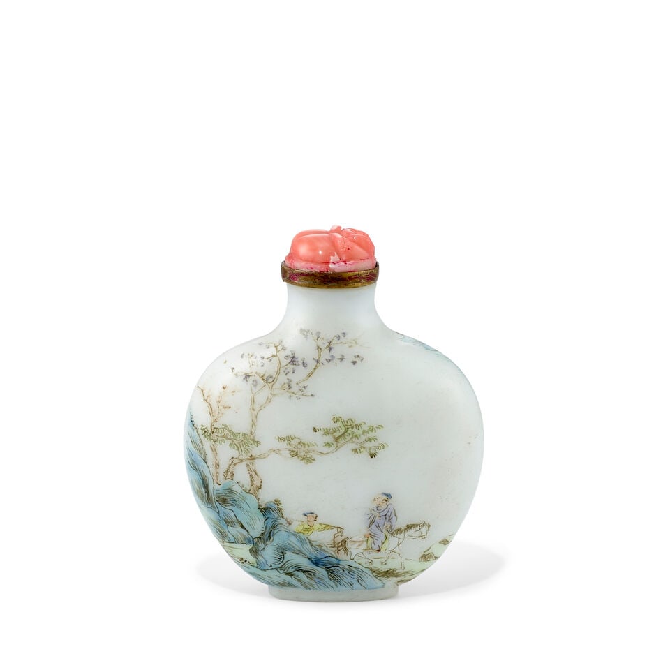 AN ENAMELED MILKY-WHITE GLASS 'FIGURAL' SNUFF BOTTLE Qianlong mark, Republic period (stopper) - 2