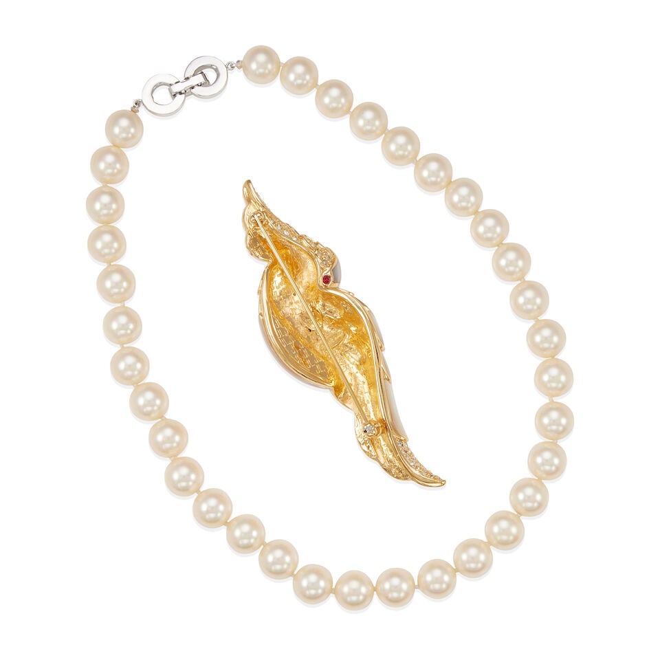 JUDITH LEIBER: COCKATIEL BROOCH AND FAUX PEARL NECKLACE - 2