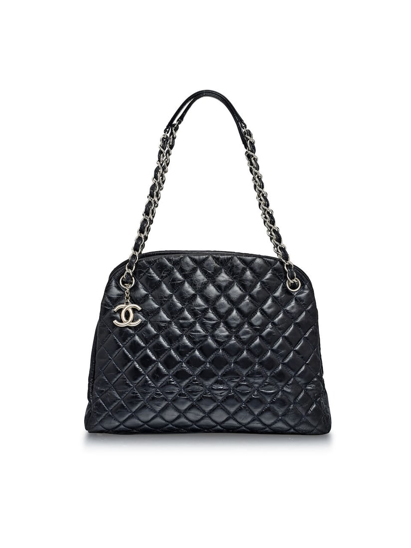 (NO RESERVE) CHANEL: DARK BLUE PATENT BOWLING CHAIN BAG: (NO RESERVE) CHANEL: DARK BLUE PATENT BOWLING CHAIN BAG 香奈兒：深藍色漆皮保齡球鏈條包 Condition: