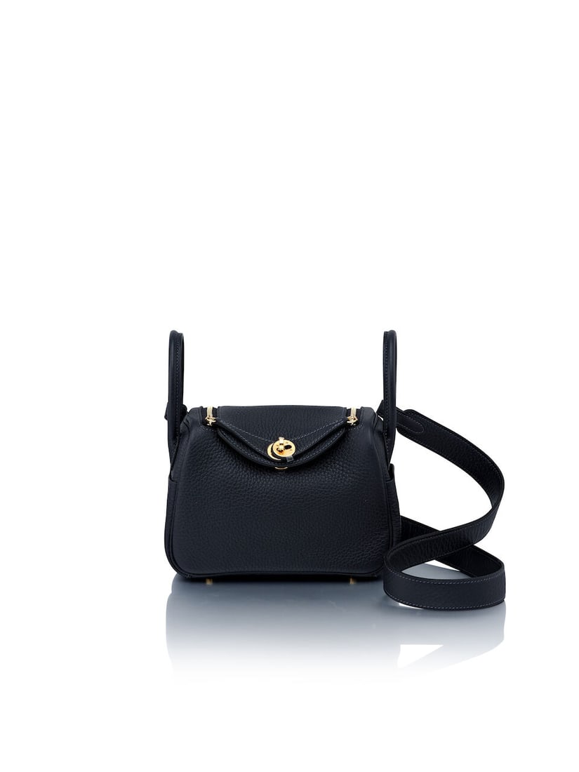 HERMÈS: BLEU NUIT CLEMENCE MINI LINDY 20 WITH GOLD HARDWARE 2025 (Includes dust bag and box): HERMÈS: BLEU NUIT CLEMENCE MINI LINDY 20 WITH GOLD HARDWARE 2025 愛馬仕：午夜藍CLEMENCE牛皮迷你LINDY 20厘米配&#