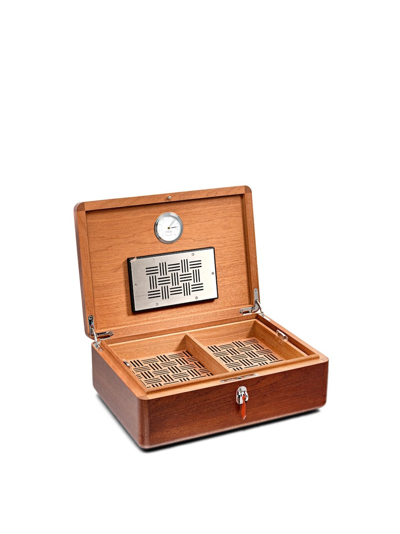 (NO RESERVE) HERMÈS: SAPELLI WOOD CASAQUE H MILLERAIES CIGAR BOX: (NO RESERVE) HERMÈS: SAPELLI WOOD CASAQUE H MILLERAIES CIGAR BOX 愛馬仕：沙比利木CASAQUE H MILLERAIES雪茄盒 Condition: A+ - Cigar