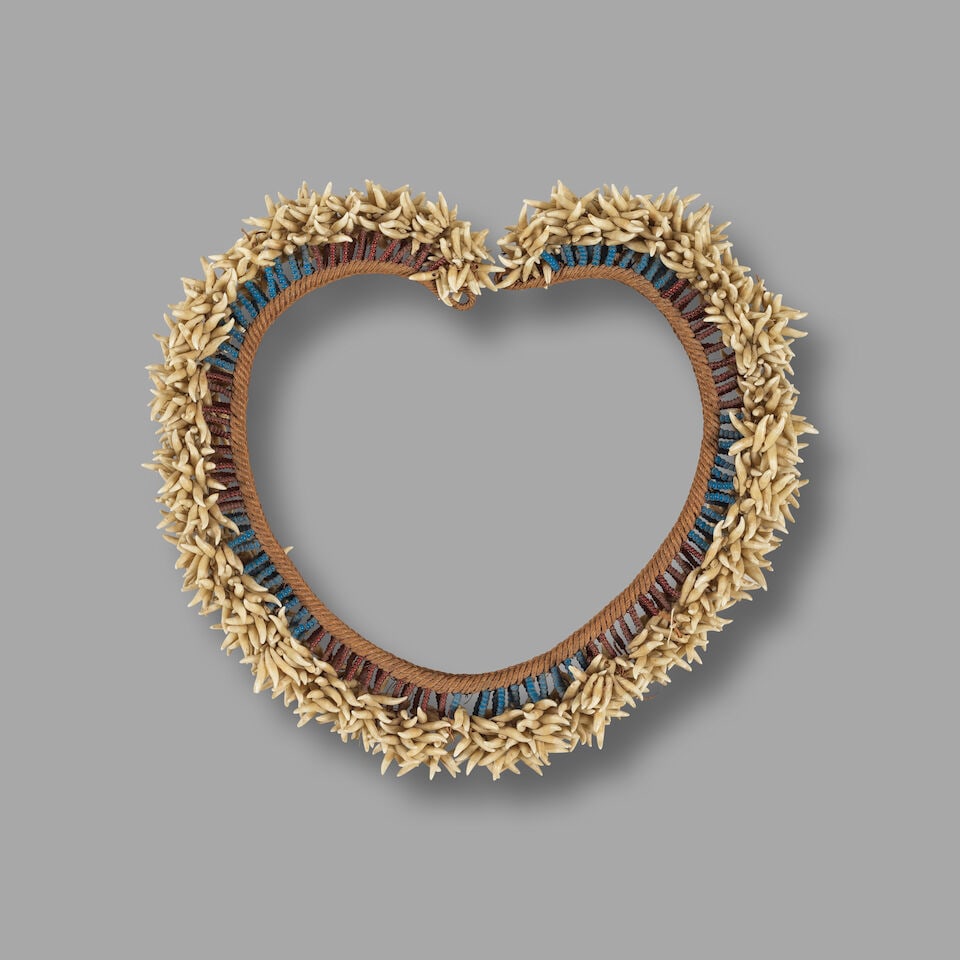 COURONNE PEUE'EI, ÎLES MARQUISES: COURONNE PEUE'EI, ÎLES MARQUISES dents de marsouin, perles, fibres Longueur: 47 cm. PEUE'EI CROWN Marquesas Islands Provenance Collection privée, Paris This lot is subject to the following