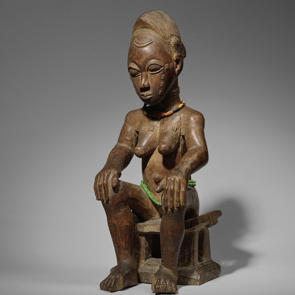 STATUE BAOULÉ, CÔTE D'IVOIRE: STATUE BAOULÉ, CÔTE D'IVOIRE attribuée au 'Maître d'Ascher' bois, perles Hauteur: 39.5 cm. BAULE FIGURE ATTRIBUTED TO THE 'ASCHER MASTER' Ivory Coast Provenance Collection priv