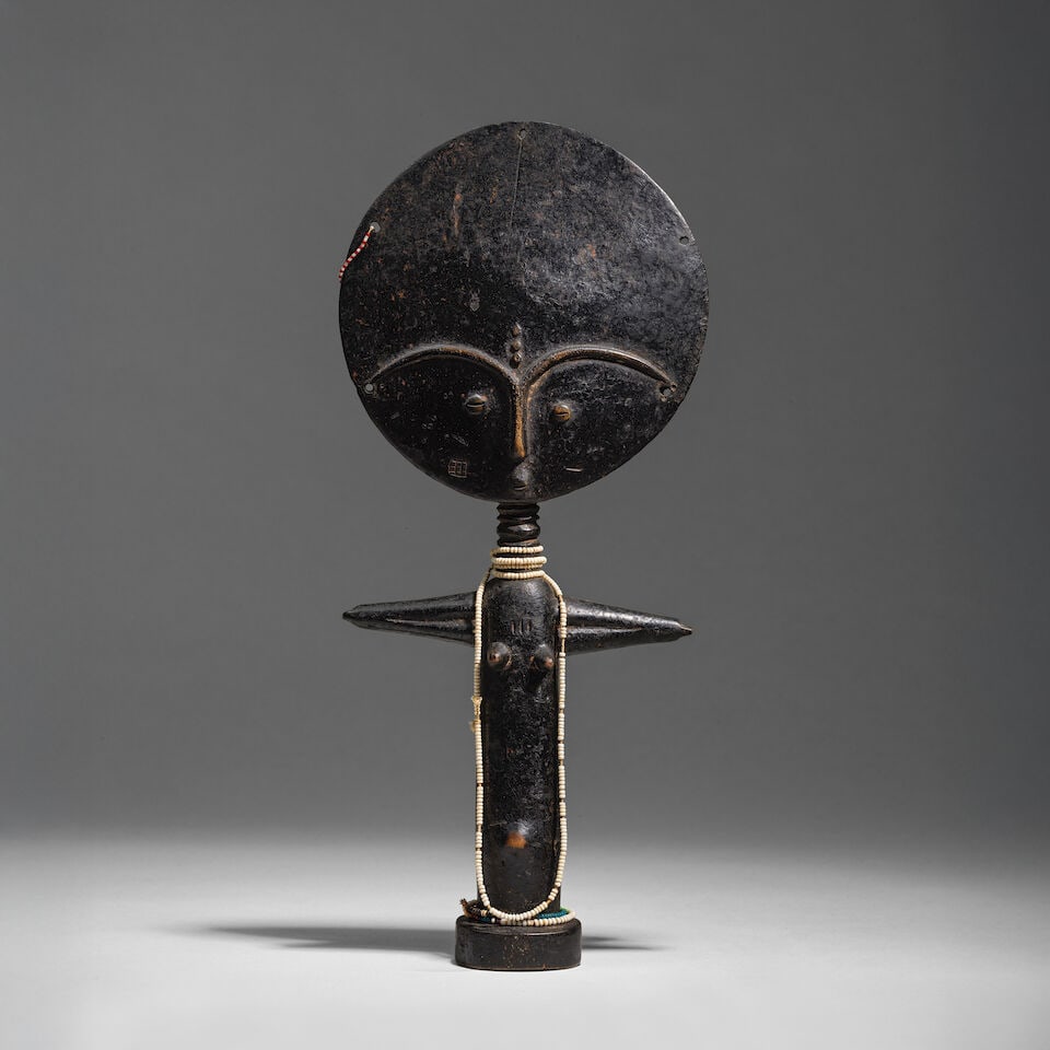 POUPÉE ASHANTI, GHANA: POUPÉE ASHANTI, GHANA bois, perles Hauteur: 27.5 cm. ASHANTI DOLL Ghana Provenance Collection privée, Paris Pierre Brennetot, Toulouse Antonio Onrubia, Barcelone Publication Onrubia, A., La