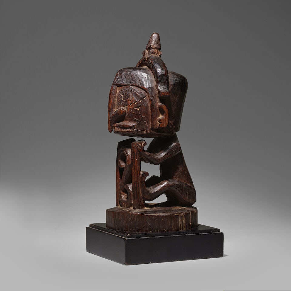 STATUE KORWAR, KAIPURI, ÎLE DE KURUDU, BAIE DE CENDERAWASIH, INDONÉSIE: STATUE KORWAR, KAIPURI, ÎLE DE KURUDU, BAIE DE CENDERAWASIH, INDONÉSIE bois Hauteur: 25 cm. KORWAR FIGURE Kaipuri, Kurudu Island, Cenderawasih Bay, Indonesia Provenance Collecté par Jac