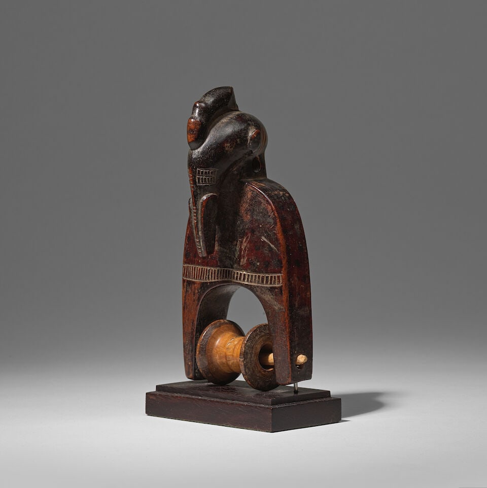 POULIE DE MÉTIER À TISSER SÉNOUFO, CÔTE D'IVOIRE: POULIE DE MÉTIER À TISSER SÉNOUFO, CÔTE D'IVOIRE bois Hauteur: 16 cm. SENUFO HEDDLE PULLEY Ivory Coast Provenance Galerie Ratton-Hourdé, Paris Antonio Onrubia,