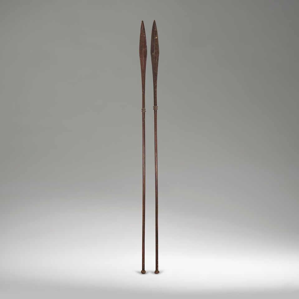 DEUX LANCES, ÎLES AUSTRALES: DEUX LANCES, ÎLES AUSTRALES bois, fibres Hauteur: 301 cm. TWO SPEARS Austral Islands Provenance Collection privée, Royaume-Uni This lot is subject to the following lot symbols: * * VAT on