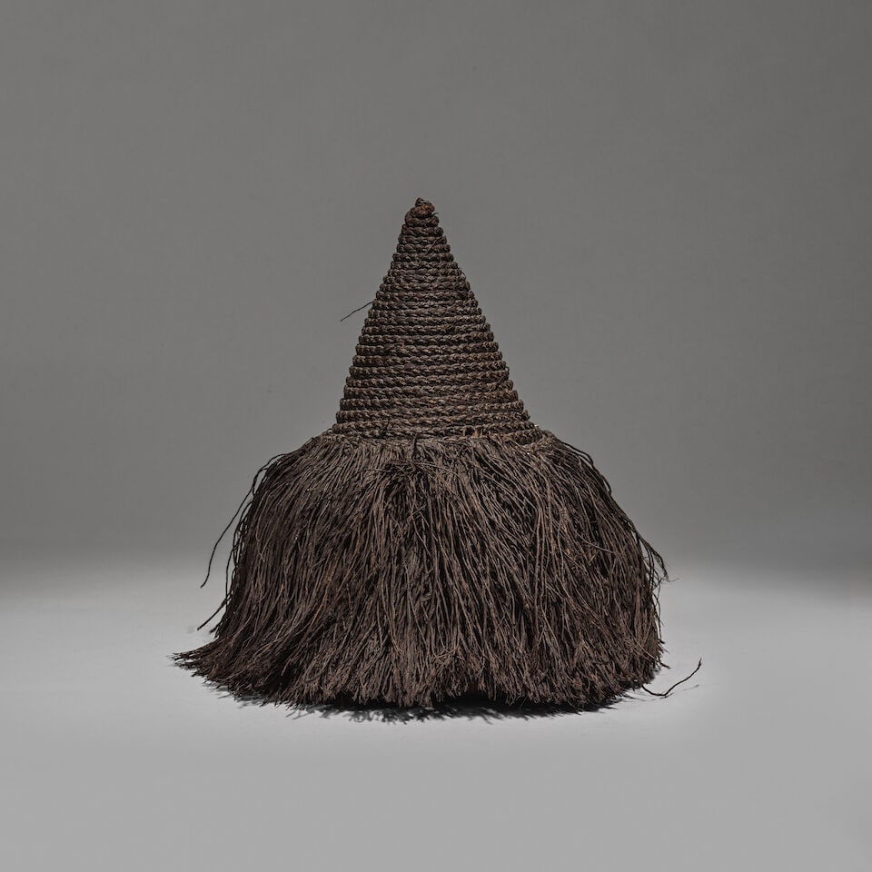 JUPE MONNAIE KANAK, NOUVELLE-CALÉDONIE: JUPE MONNAIE KANAK, NOUVELLE-CALÉDONIE fibres Hauteur: 26 cm. KANAK SKIRT CURRENCY New Caledonia Provenance Bruce Floch, Annecy Collection privée, Paris For further information on this lot