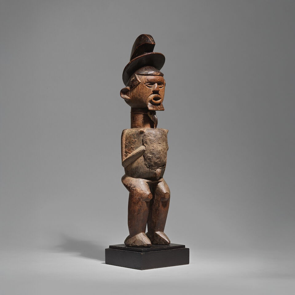 STATUE TÉKÉ, RÉPUBLIQUE DU CONGO: STATUE TÉKÉ, RÉPUBLIQUE DU CONGO bois, charge magique, fibres, pigments Hauteur: 46 cm. TEKE FIGURE Republic of the Congo Provenance Collectée par Robert Lehuard dans la