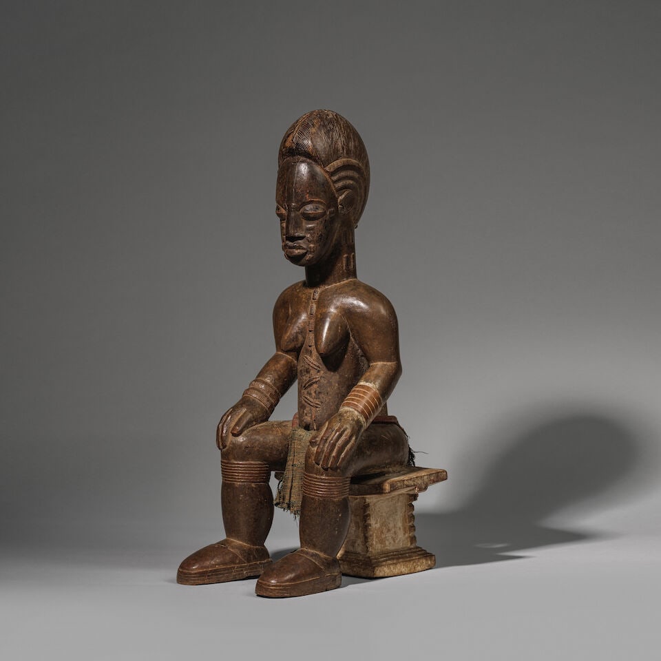 STATUE FÉMININE BAOULÉ, CÔTE D'IVOIRE: STATUE FÉMININE BAOULÉ, CÔTE D'IVOIRE bois Hauteur: 46 cm. BAULE FEMALE FIGURE Ivory Coast Provenance Charles Davis, Nouvelle-Orléans Collection privée, Londres This lot is